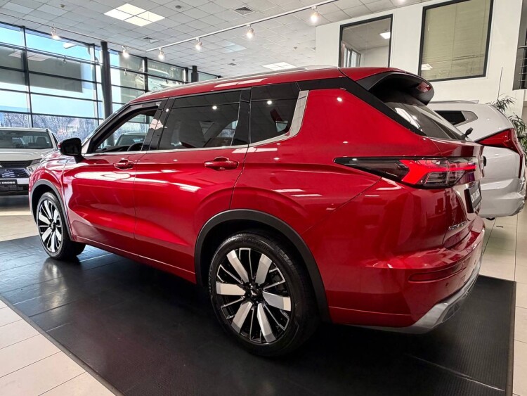 MITSUBIISHI OUTLANDER ULTIMATE 2.5 СVT 4WD